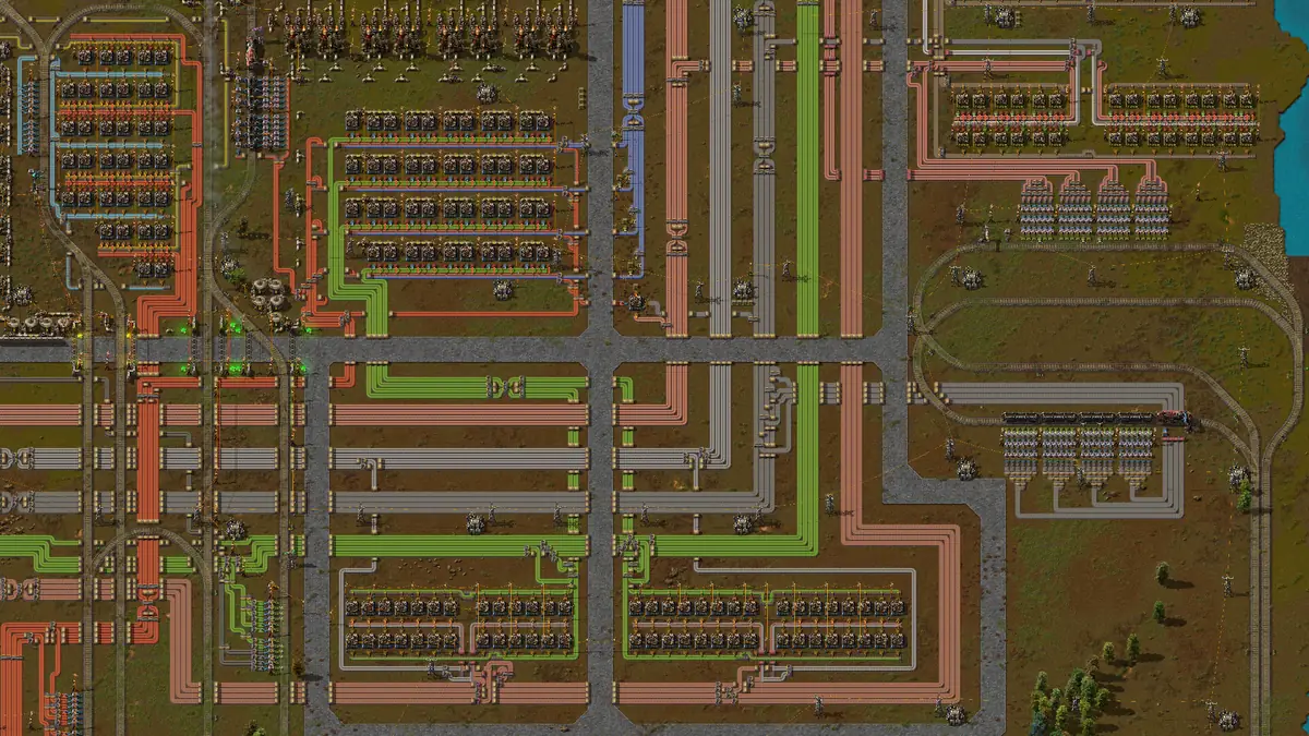 Captura oficial de Factorio con cintas paralelas que alimentan bloques de producción
